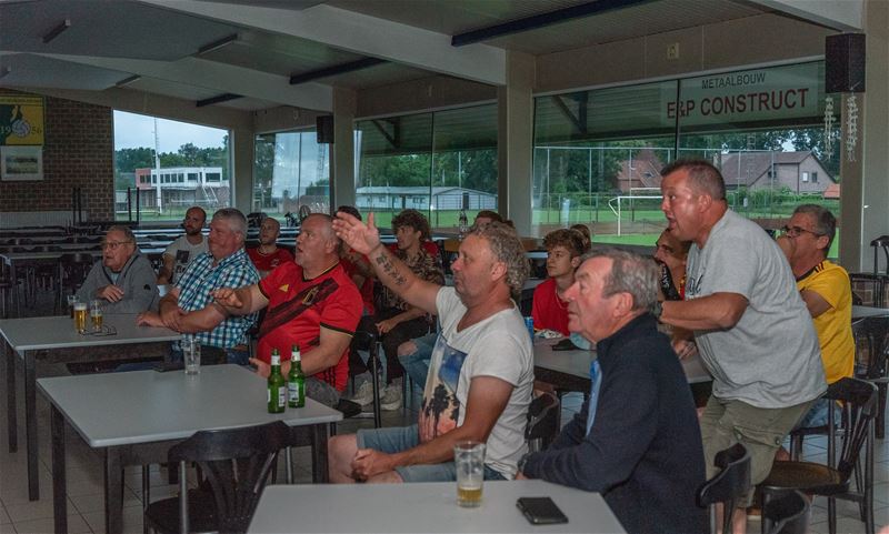 Fanatieke Duivels-supporters bij KVV HZ