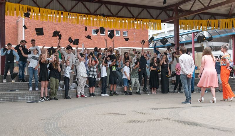 Feestelijke proclamatie in De Brug
