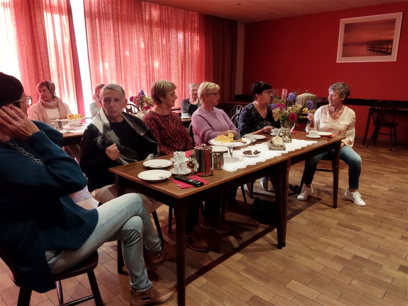Femma-dames luisterden samen naar hun geschiedenis