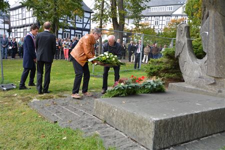 Festiviteiten afgesloten met bloemenhulde