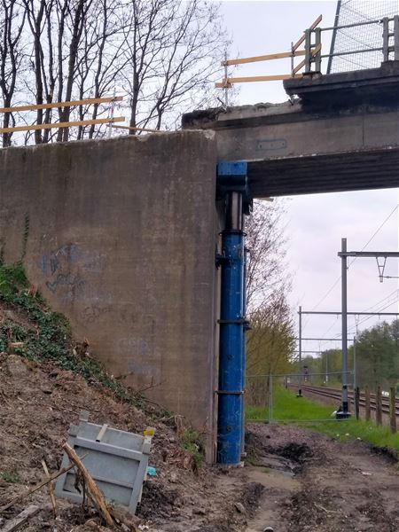 Fietsbrug is voor een deel opgekrikt