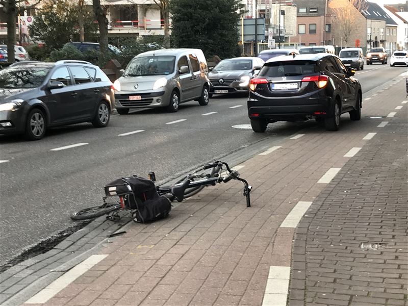 Fietser gewond aan rotonde kerk