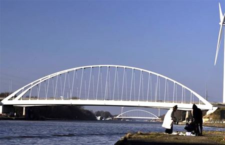 Fietsers over tijdelijke brug in Viversel