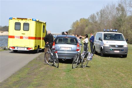 Fietsers redden vrouw uit kanaal