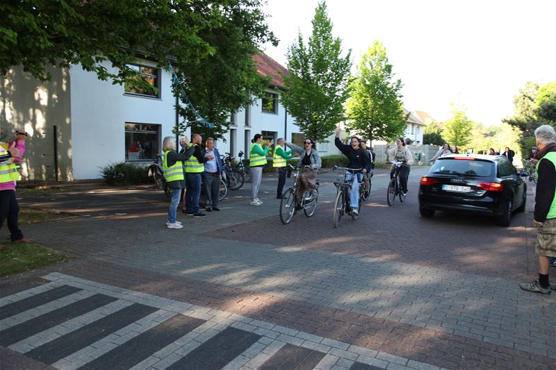 Fietsers werden onthaald op applaus