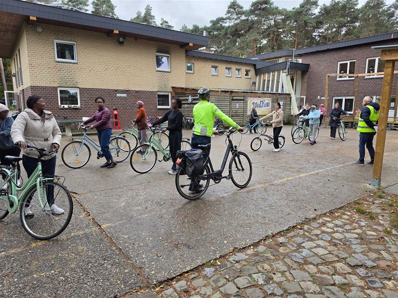 Fietsersbond leert asielzoeksters fietsen