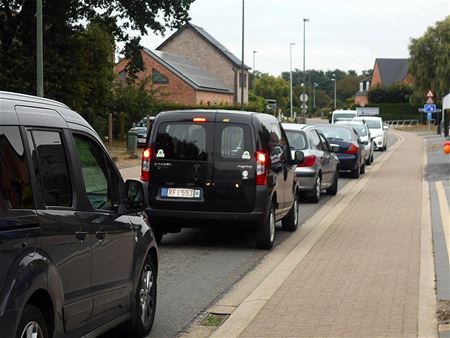 File in Schootstraat door garageverkoop