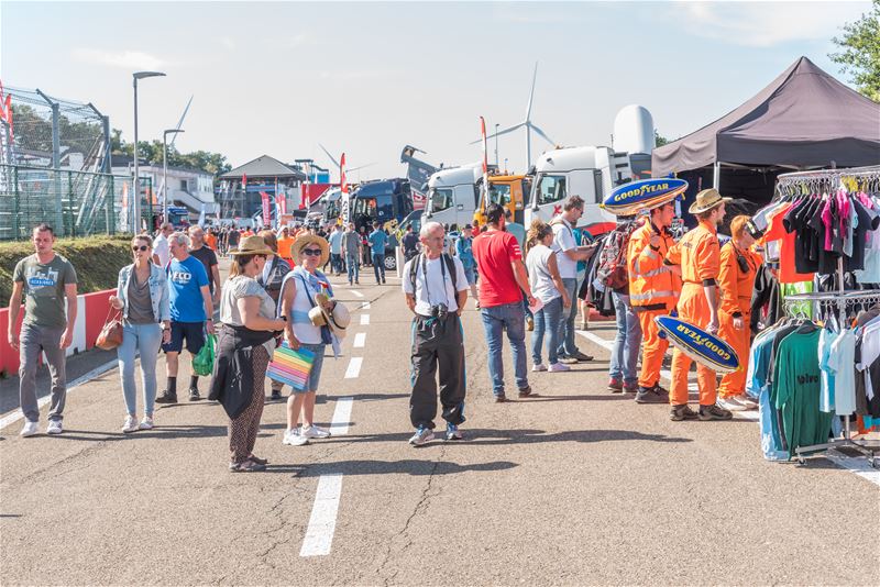 Flaneren tussen de trucks