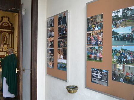 Foto's kijken in kerk van Viversel