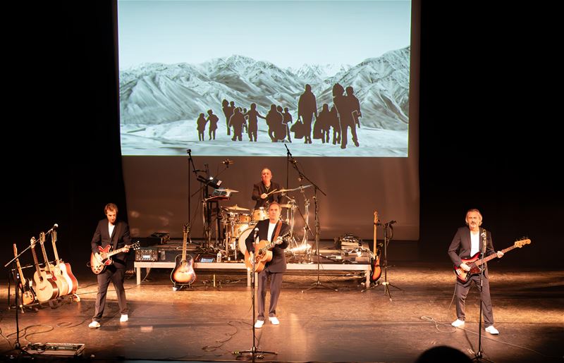 Gehuld in het witte satijn van de nacht