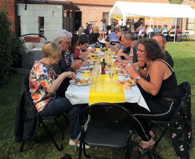 Gele wijk hield een buurtbarbecue