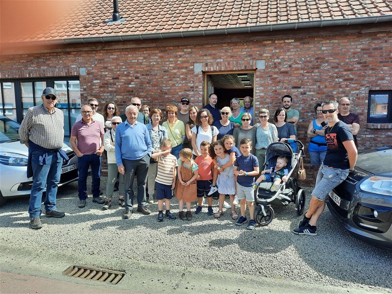 Gele wijk op paaswandeling in Viversel