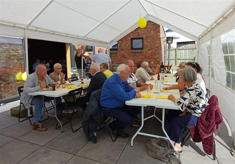 Gele wijk Viversel verzamelde rond de barbecue