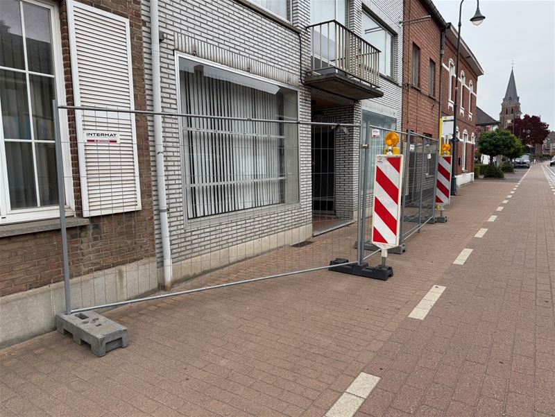 Gemeente plaatst afrastering aan vervallen gebouw