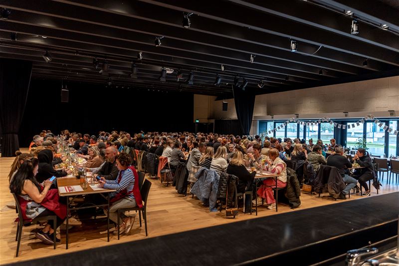 Gemeentepersoneel verzamelt aan langste tafel