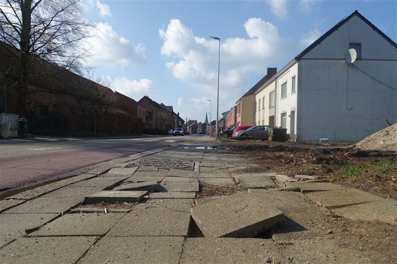 Gevaarlijke stoep in de Dorpsstraat