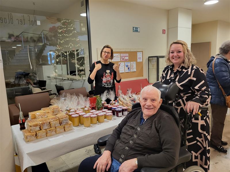 Gezellige drukte op kerstmarkt van Hof ter Bloemen