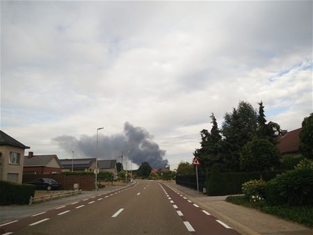 Gigantische rookpluim komt uit Helchteren