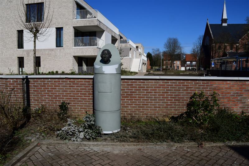 Graaf de Theux staat weggestopt in een hoekje