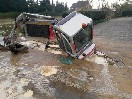 Graafmachine zakt weg door waterlek