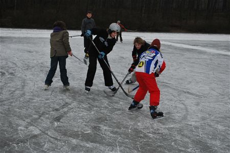 Gretige ijshockeyspelers aan de slag