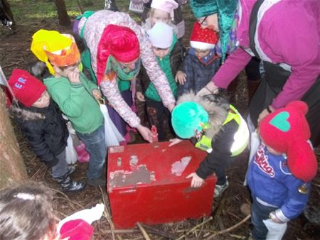 Grootouders en kleuters op kabouterwandeling