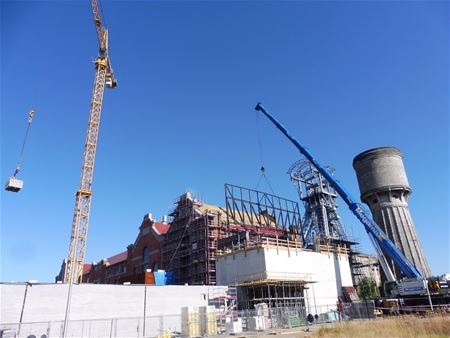 Grote staalconstructie op toekomstige Muze