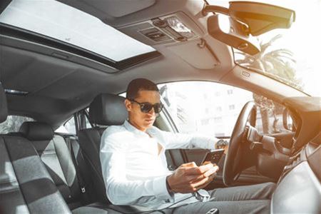 GSM achter stuur? Altijd 15 dagen rijbewijs kwijt