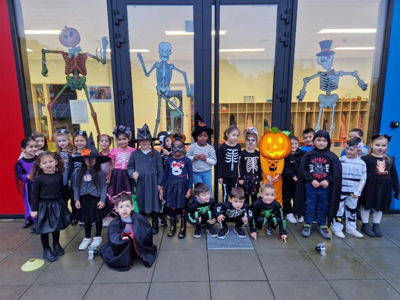 Halloweenspelen en stoelendans in Leerplaneet