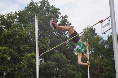 Hans Van Alphen springt over 5 meter