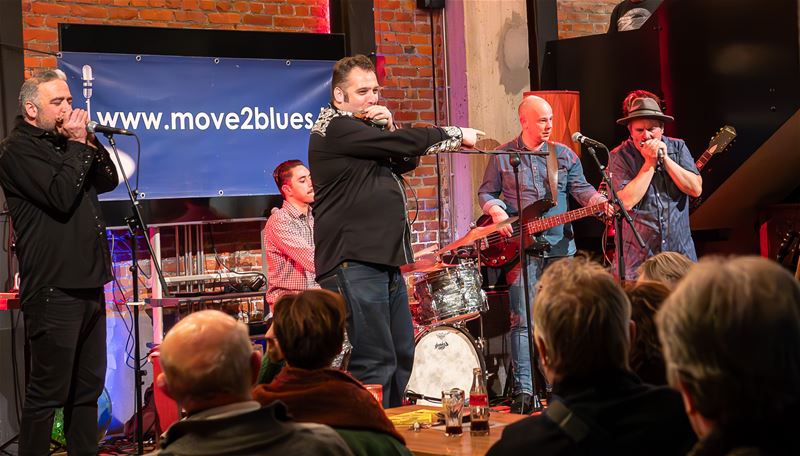 Harmonicatrio doet vlam in de pan slaan