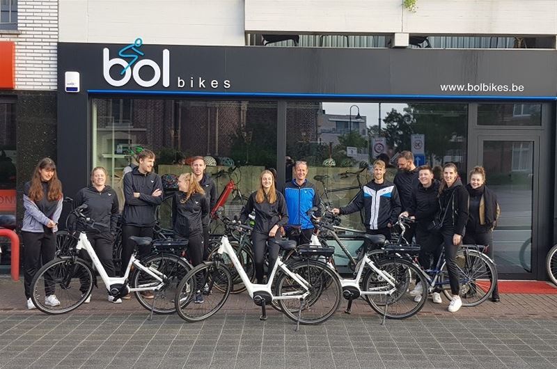 Hebad op de fiets tijdens badmintonstage