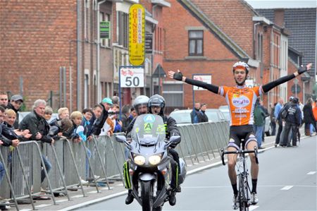 Helven wint na val Van Zummeren