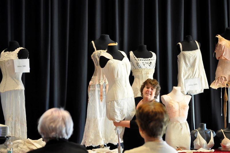 Het mocht wat minder gekleed bij Neos