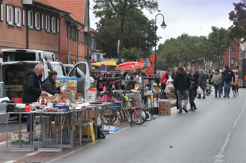 Het volk begint af te zakken naar de rommelmarkt