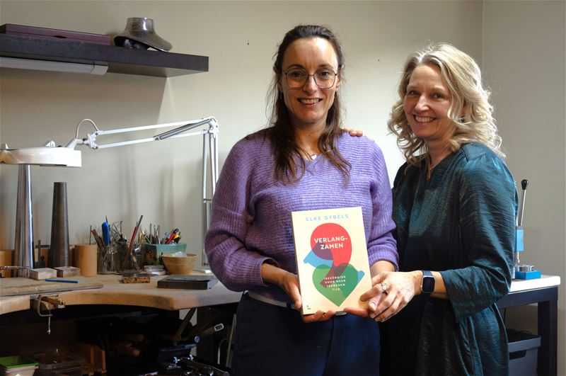 Heusdense dames vertalen verhaal in een ring