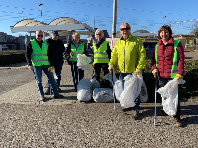Heusdense dorpsraad verzamelde 12 zakken