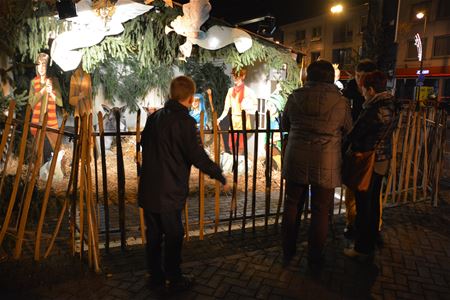 Heusdense kerststal feestelijk ingewijd