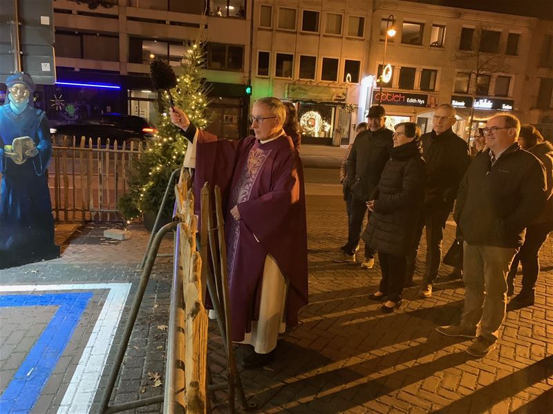 Heusdense kerststal is ingewijd