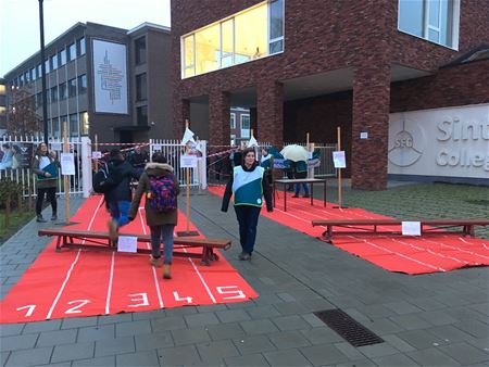 Hindernissenparcours als symbool voor armoede