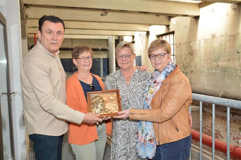 Historische mijnwerkersplaquette terug in badzaal