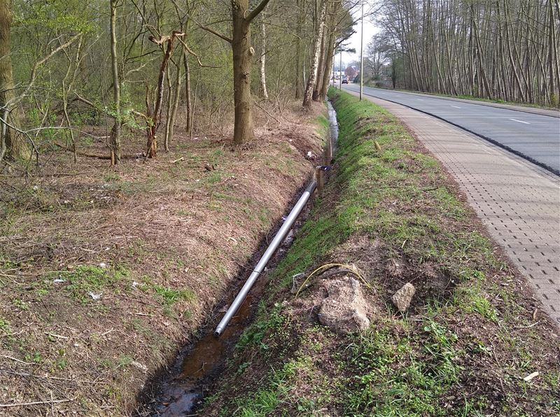 Hoe komt een lantaarnpaal in de gracht terecht?