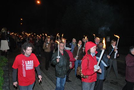 Honderden in fakkeltocht tegen armoede