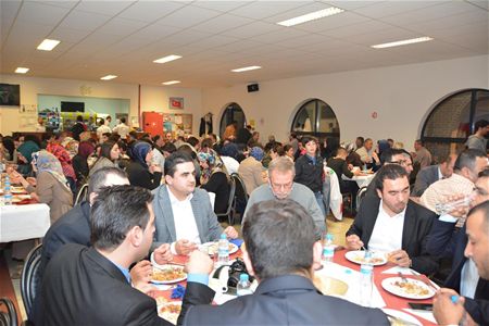 Honderden schuiven aan voor iftar