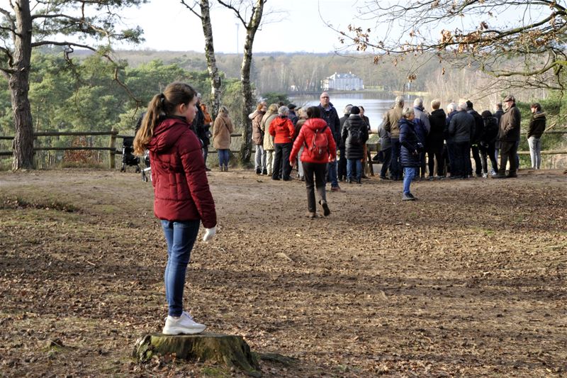 Honderden wandelaars stappen naar de Kluis