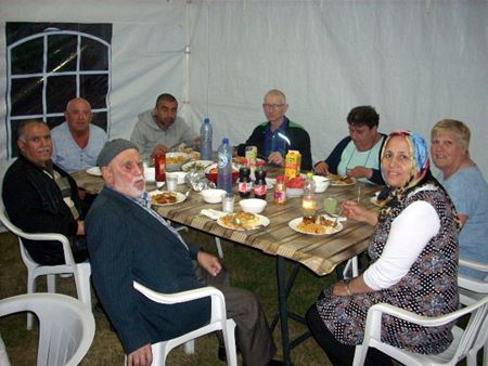 Iftar-maaltijd in de Schilderswijk