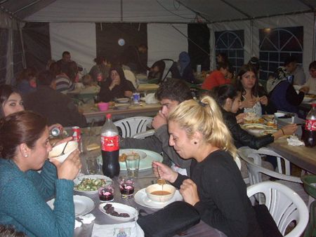 Iftarmaaltijd voor Schilderswijkburen