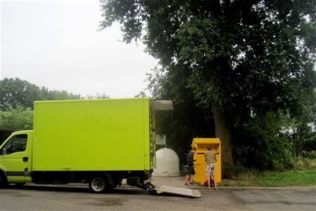 Illegale kledingcontainers worden weggehaald