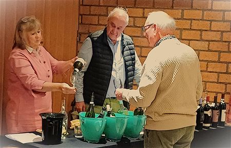 In de Blauwe Wijk zaten ze aan de wijn