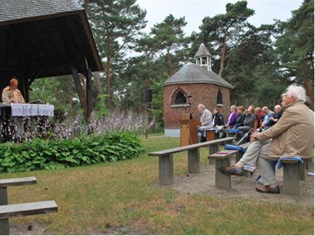 In de zomer zondagsvieringen aan Sacramentskapel